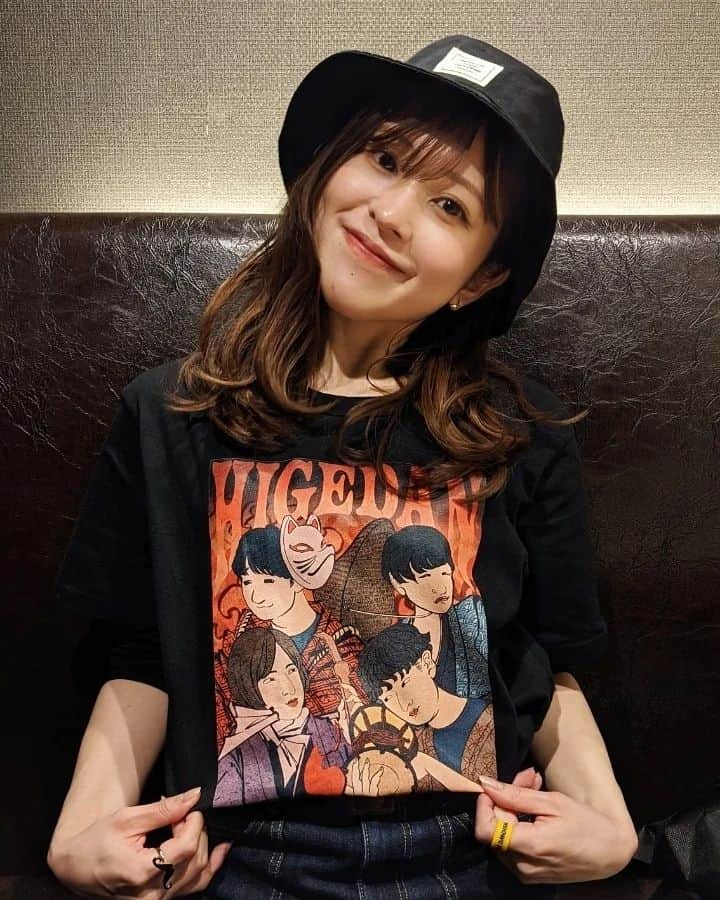寺島紀世のインスタグラム：「私にとって今日はEditorialツアーラスト参戦でした😭😭😭😭😭  (※アリーナ27列目で若干野鳥の会🐦最近視力低下したからライブ用に眼鏡買おうかな😱)  楽しみな気持ちとラストだから寂しい気持ちとで 朝からヒゲダン聴きながらちょっと切なくなっておりました…😩  アルバム曲は暫くライブだ聴けないのかなとか思うとライブでも涙しました😭  今回のツアー4公演しか参戦していないけれど やっぱり毎回最高に楽しくて 声が出せない環境だけれども翌日は筋肉痛になるくらい盛り上がって🙌 本当に毎回生きていて良かった…😭😭😭😭 次もライブに行くまで頑張って生きる…🥺 という気持ちになるヒゲダンのライブ  素敵すぎるな😖🔥🔥🔥🔥🔥🔥🔥🔥  そしてこんなにコロナ禍で厳しい世の中 ここまで走り抜く今回のツアー全く当たり前と思わない……凄すぎる…😭  ヒゲダン、サポートメンバー、スタッフの皆さん ヒゲダンに関わるすべての方々に感謝しかないです…🥹  次はいつライブに行けるかまだまだ分からないけれど 次また会える日まで私も頑張って生きてお仕事します💻笑  ラストなので浮世絵Tシャツ着たよ🤘🔥🔥🔥🔥 写真の帽子全部曲がってる🙋  二枚目はバケハで顔が暗くなるから上向いた変な写真🫡  #Official髭男dism #ヒゲダン #髭男」
