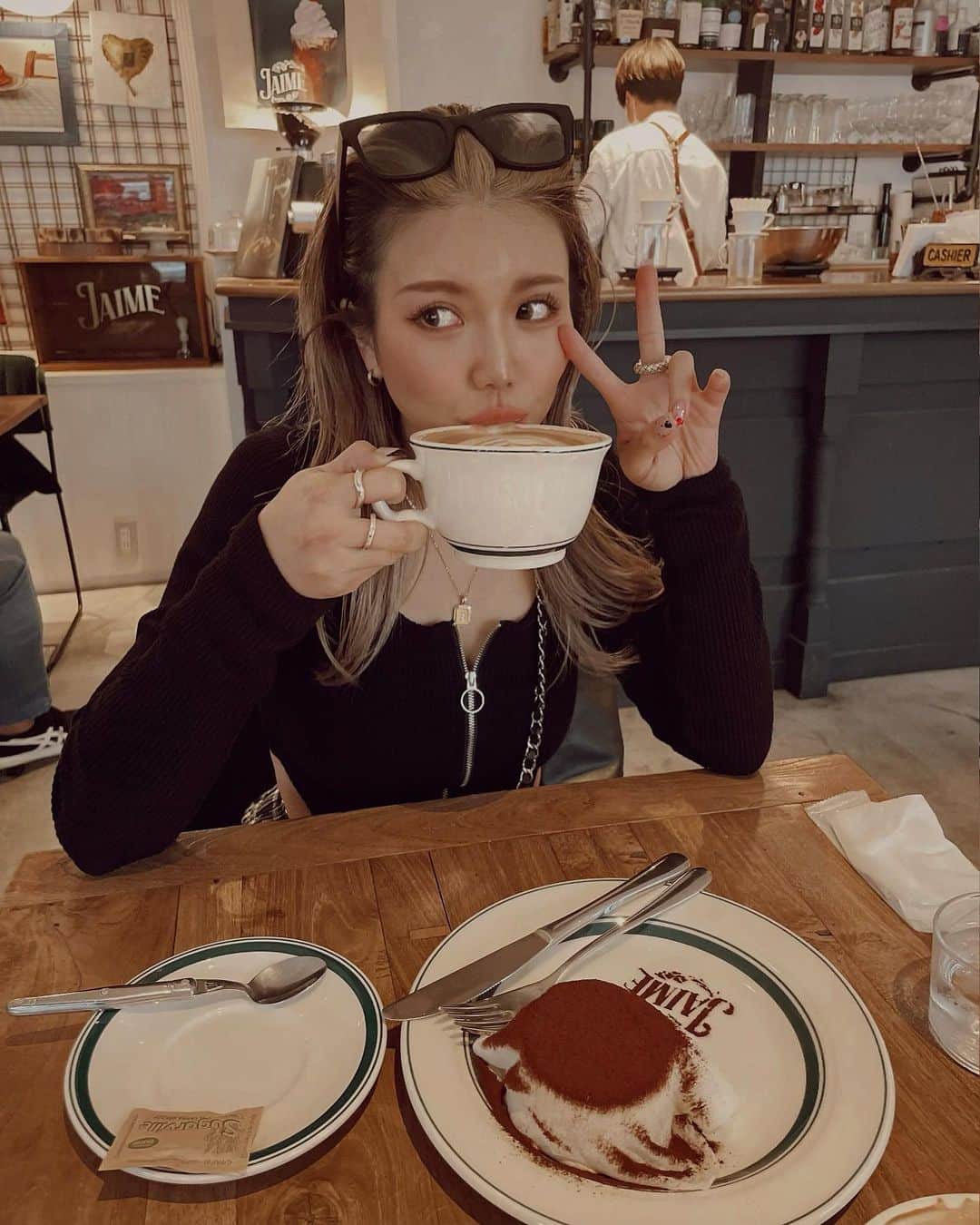✷kana✷のインスタグラム：「☕︎  またあしたからファイティン〜 もちもちティラミス♡  📍　@jaime_cafe.et.bar   #tokyocafe #六本木カフェ」