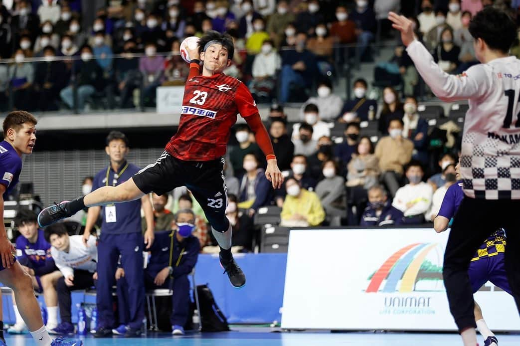 吉野樹のインスタグラム：「. 2021-22シーズンが終了しました。 プレーオフ　準優勝🥈 殊勲選手賞をいただきました。  今シーズン1年を振り返ると、チームとしても個人としてもとても苦しいシーズンでした。 ですがスタッフをはじめ、選手一人一人がチームと向き合うことで、どんどん良くなっていきました。 この一年は特に"成長を感じられた年"でした。  こうやって最後まで戦い抜くことができたのも、応援してくださるファンの皆様、サポートしていただいてる関係者の皆様のおかげです。  あの素晴らしい舞台で皆さんの前でプレーできて、僕は幸せでした。 また来シーズン成長して戻ってきます。 1年間、本当にありがとうございました。  #トヨタ車体 #トヨタ車体ブレイヴキングス  #JHL #日本ハンドボールリーグ #プレーオフ　#playoffs #handball #kempa #melisofficial #bauerfeind  #triggerpoint  #HOHTAI #specialthanks」