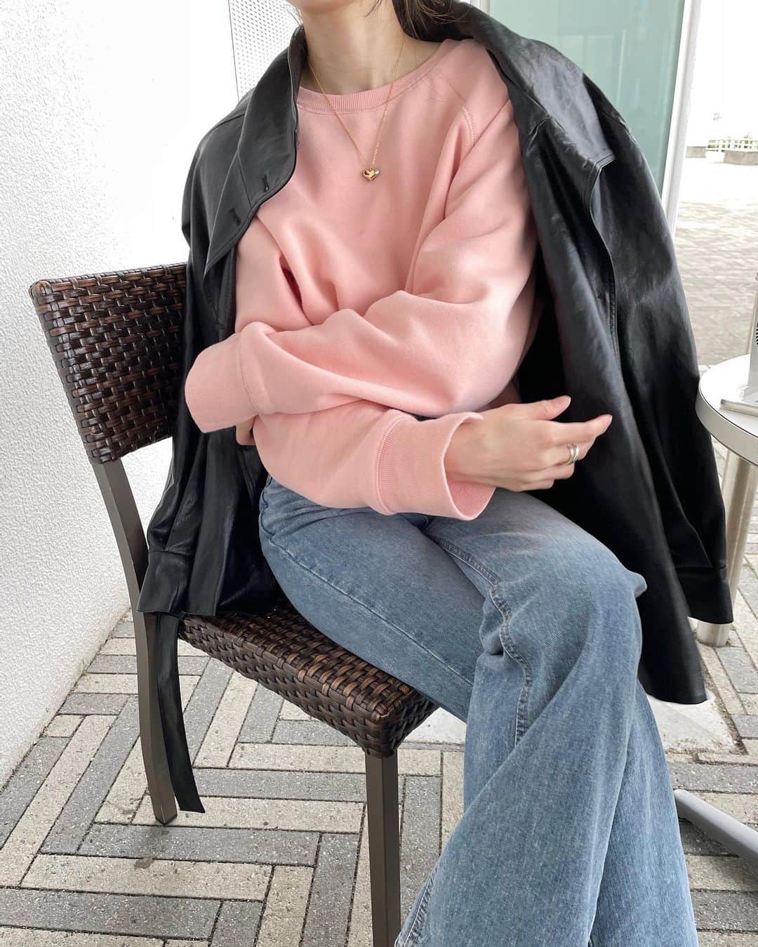i am aiのインスタグラム：「pink 💞🎀🐕‍🦺 ㅤㅤㅤㅤㅤㅤㅤㅤㅤㅤㅤㅤㅤ ㅤㅤㅤㅤㅤㅤㅤㅤㅤㅤㅤㅤㅤ mtmが大活躍の気候~ さむくてレザージャケットon🎼 ㅤㅤㅤㅤㅤㅤㅤㅤㅤㅤㅤㅤㅤ」