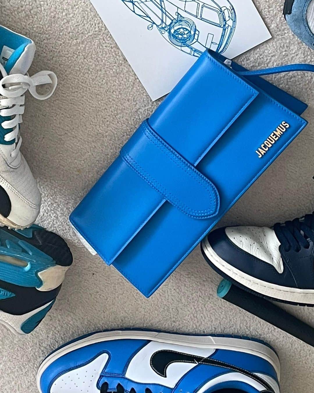 MARISのインスタグラム：「Blue world💙 New babe @jacquemus  @fwrd    💙💙💙    #ルックフォーワード @FWRD #lookfwrd #fashion #art #sneakers #bag #JACQUEMUS #jacquemusbag  #ambassador #nike #dunk #tokyo  #airjordan #street #dunk」