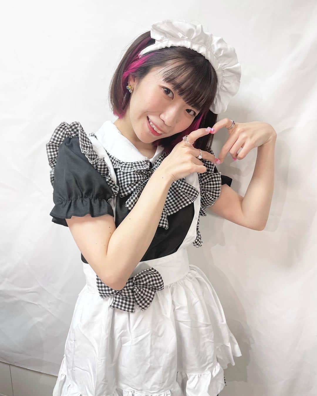 ぱいぱいでか美のインスタグラム：「おかえりなさいませーーーー！(大声) . 先月の受注チェキはメイドでした🎀 ここまでラブリーなメイド着たの初めてかもしれない！ デコるのも結構上手くいったので満足の出来でした。笑(4枚目！) 毎月恒例なので！今月も受注チェキありますよ！ 衣装は制服！出会いと別れの季節なので🌸 気付けば高校を卒業してから12年も経っててビビりました。 それでも平気で着ます。 通販リンクはストーリーorハイライトから✌🏻 . #コスプレ #メイドコスプレ  #チェキ #でか美ちゃん」