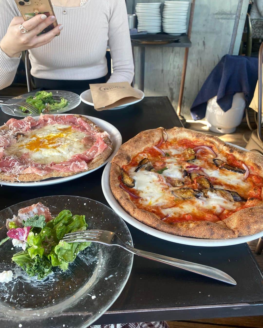 m.a.c.o.zのインスタグラム：「ここのピッツァ🍕も めっちゃ美味しかったんだけど ランチセットのてぃーが めちゃくちゃに美味しくて 今でも忘れられない😇😇  これは冬の暖かい日のランチ これもとんちゃん 冬はとんちゃん率高かったね🙃💛 @ton0128  偶然ブラウン合わせ🧸  #原宿ランチ#ランチ#テラスカフェ#ピッツァ#だれかここのTEEの茶葉を教えてください#また行こね#お母さん手作りニット」