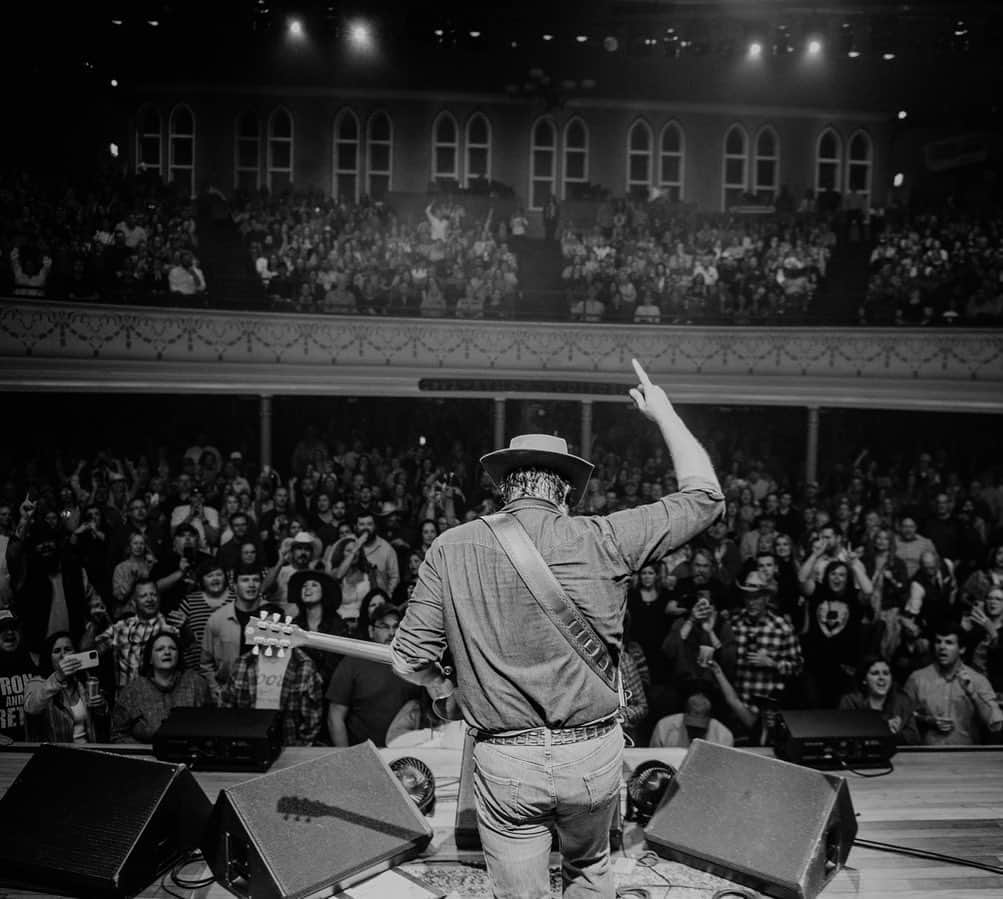 ジョニー・ガレッキのインスタグラム：「Congratulations to my #unlikelypal @randyhouser and the fellas in the band for their first ever show headlining the legendary @theryman last night! Love you, Gents. 📸: @cayleerobillard」