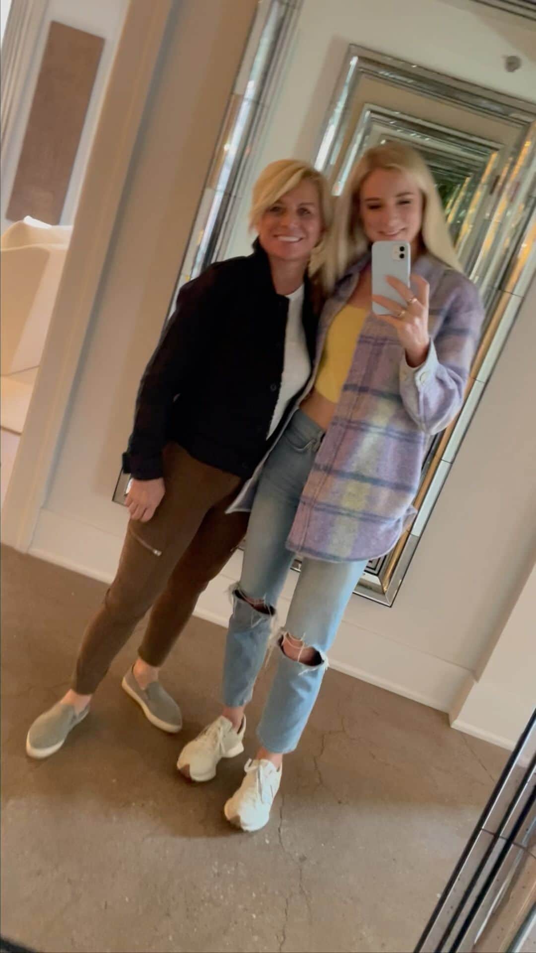 エマ・コバーンのインスタグラム：「Weekend with my mama as she waits for her surgery 💕 Big day for @tincupscout today 💪 surgery to resect her primary tumor. Send her all your positive thoughts ❤️ (also send her any Churchill quotes you love or motivation you love). Diagnosed over 2 years ago with stage 4 colon cancer and she’s kickin ass and feeling strong. I love you mama and am so so so proud of you. #anniesarmy #goannie #fuckcancer」