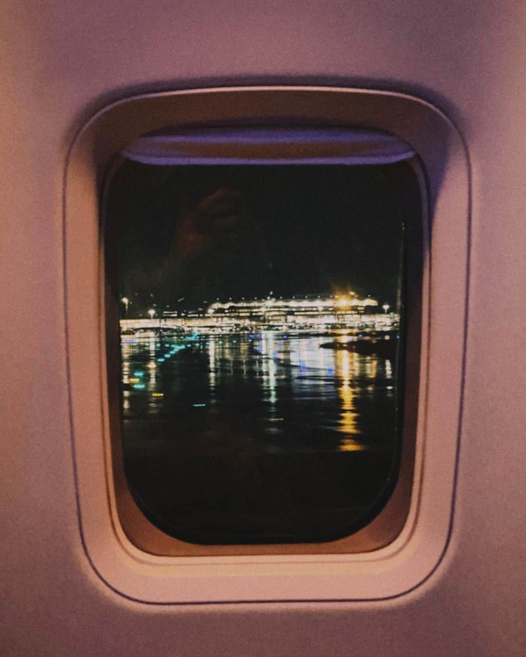 竹内アンナさんのインスタグラム写真 - (竹内アンナInstagram)「Night flight.」3月22日 0時37分 - annasingguitar