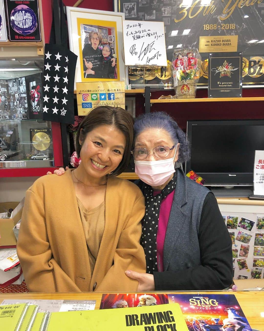 なーみのインスタグラム：「ママ感激😭💜 お茶目で気さくで愛がいっぱいでパワーを貰えるとっても素敵な方でした🥺  その場でなーみのinsta開いてくれて、 『なーみちゃんすごいわね！また見るわね！』て😭 握手して、ハグもくれて、頑張ってねって🤝ててて😭  神様の母はやはり女神様ダダ漏れだったぁぁ‼︎  津山、またゆっくりと行きたいです☺️  #津山#稲葉化粧品店#稲葉浩志 #稲ママ#女神」