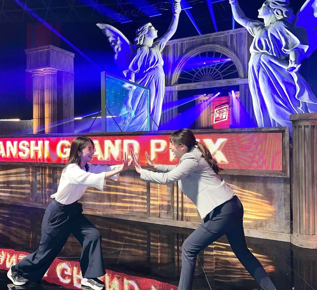日比麻音子のインスタグラム：「今夜！ 最強スポーツ男子 頂上決戦2022！  小さい頃から見ていた番組に参加できる興奮は 何にも変え難いものです。  アナウンサー陣も、 実況は伊藤隆佑アナ、熊崎アナ、駒田アナ。 リポートは皆川アナ、上村アナ、近藤アナと チームで頑張りました！  わたしは皆川おねぇさまと 久しぶりに同じ現場で テンション上がりまくり😆 休憩時間もずーーーっと おしゃべり止まらず。(もちろんマスク着用で。) 2人で担当したパワーウォールを エアーで記念撮影です🌸笑  新旧王者対決、 最後まで白熱したバトルが続きます、 ぜひ見てくださいね！  #スポダン #皆川玲奈 お姉さまと頑張りました🏃‍♀️ チーム#ひるおび でもあります。 #パワーウォール #ショットガンタッチ  #TBS」