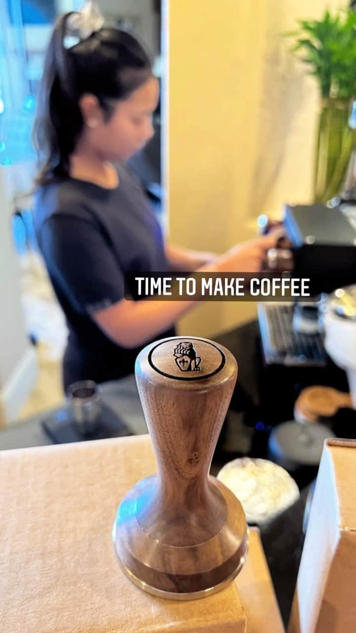 パティ・タバタナキトのインスタグラム：「Thank you @lamarzoccohome for this gorgeous walnut accent Linea Mini. Now I have this AWESOME, HIGH QUALITY, and LONG LASTING machine to pour the best espresso shots at home ☕️🏠💕 #lineamini #coffee #lamarzoccohome #espresso」