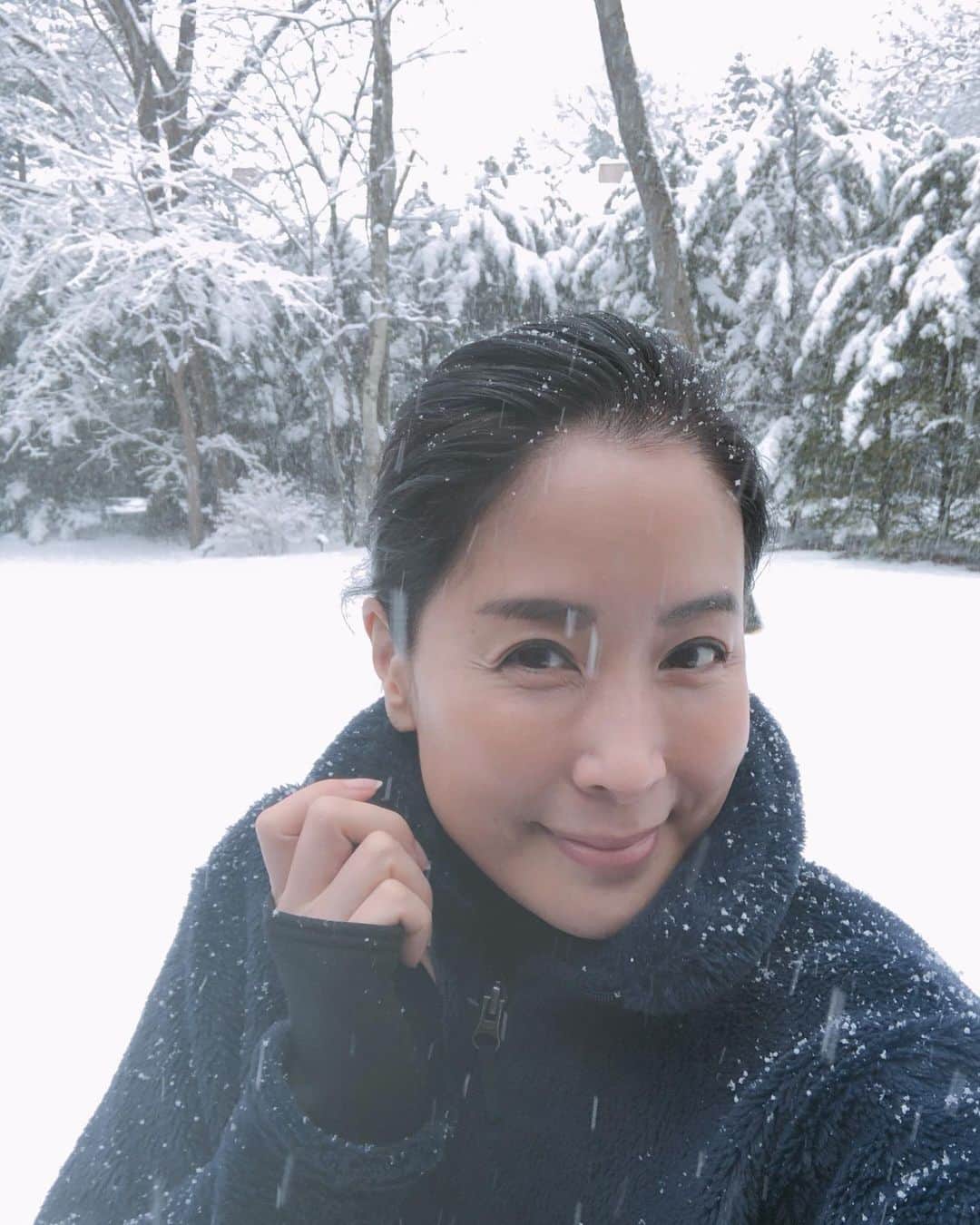内田恭子さんのインスタグラム写真 - (内田恭子Instagram)「春休みですが。山の家はまた雪景色。  Enjoying the spring snow!!  #雪景色 #雪 #snowing #山の家 #内田恭子 #kyokouchida」3月22日 11時46分 - kyoko.uchida.official