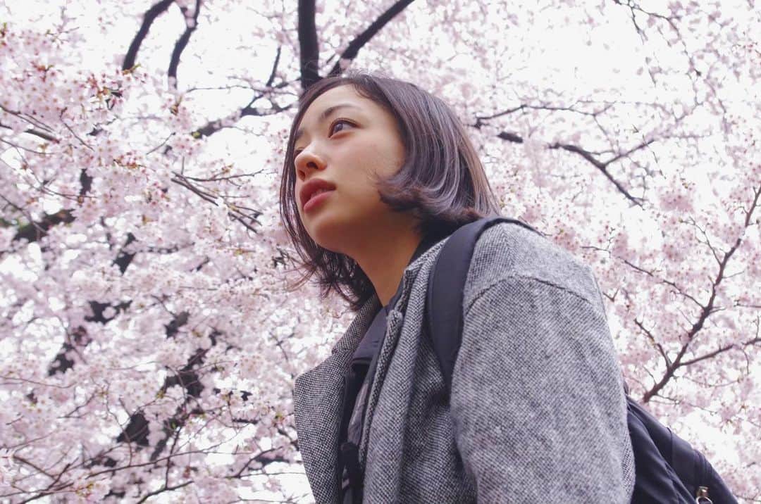 神崎れなのインスタグラム：「懐かしすぎる写真が出てきたので、一足先に春を🌸 3枚目せっかくお花頭につけてかわいいのにゴリラみたいな顔してて笑った笑 これ同じ人だよね？  今年の私の座右の銘は  「私は花粉症ではない」  です。最後の写真はくしゃみする5秒前。」