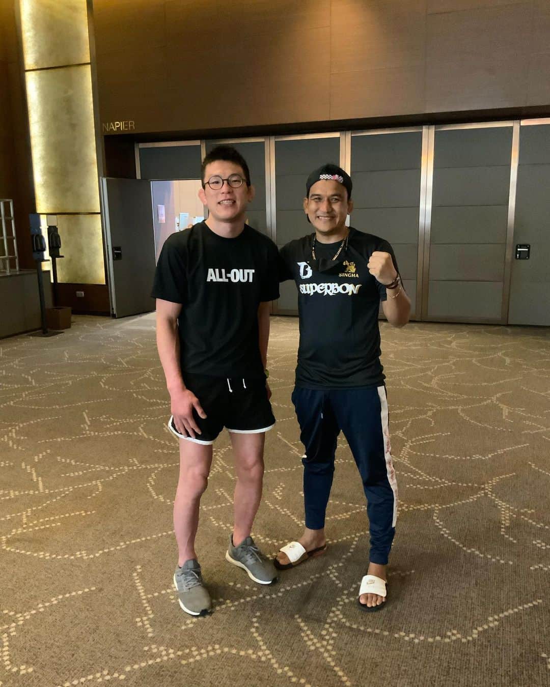 青木真也のインスタグラム：「ナムサックノーイ先生に再会　#namsaknoimuaythai #shinyaaoki #onechampionship #onehundredathletic」