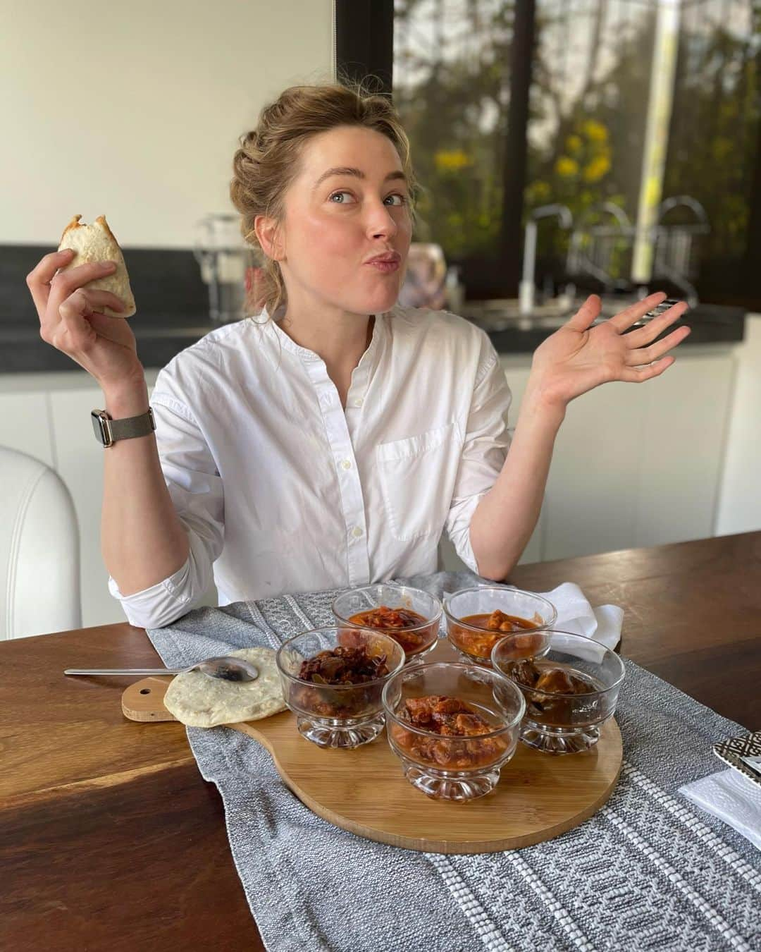 アンバー・ハードのインスタグラム：「Never met a hot sauce I didn’t like」