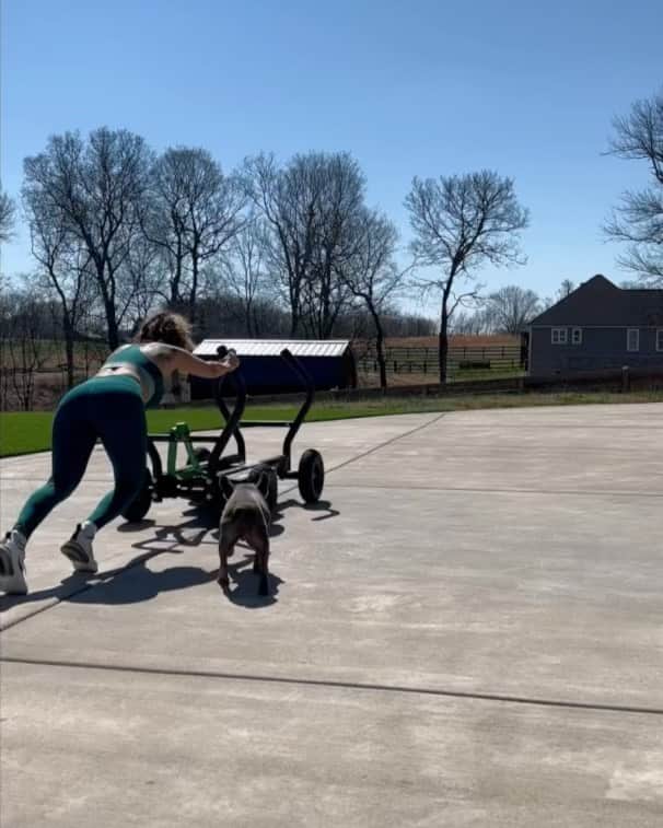 Tianna Gregoryのインスタグラム：「One of my leg workouts from last week! I always start with a activation so you can really target whatever muscle you’re working out. I forgot to film it but here is my workout.  Each workout I did 4 set with 12-14 reps 💪🏽」