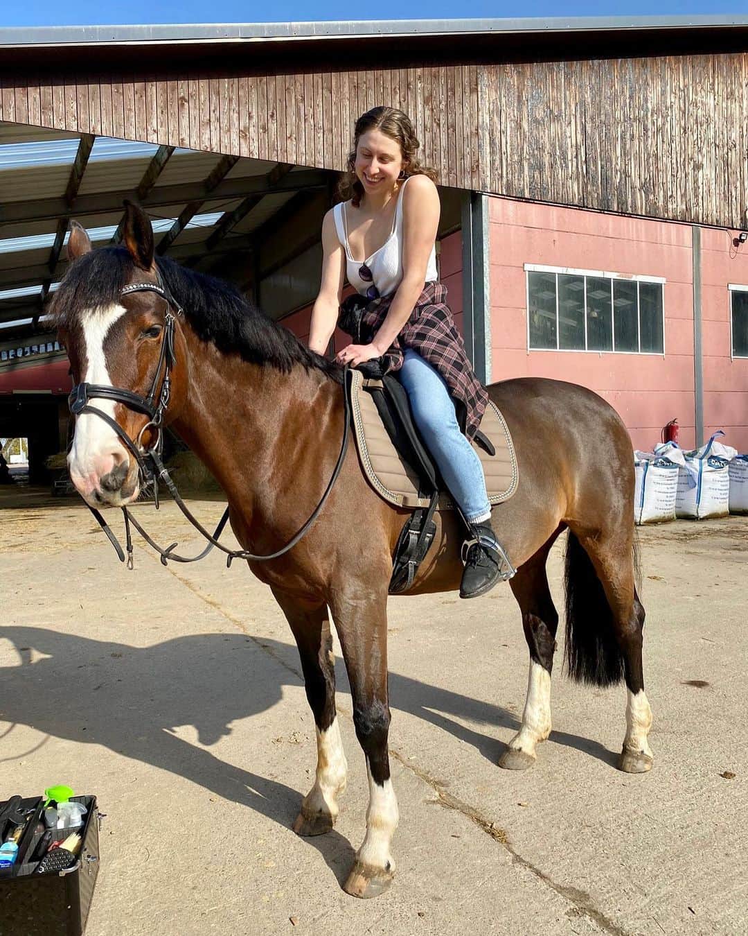 アグネス・ザワツキーのインスタグラム：「An afternoon of horseback riding and tractor driving 🐴 🚜」