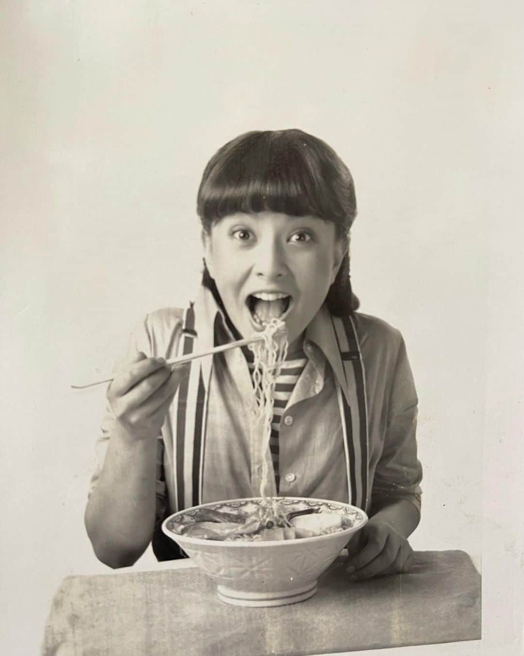 のインスタグラム：「📺10代後半からモデルの仕事をしていました☺️こちらはラーメン🍜のCMの🎥撮影の時のポラロイドです📸多分50年前😀This photo, Polaroid, is of me appearing in a tv commercial for ramen noodles 🍜50 years ago, I was in my late teens☺️working as a model on weekends and during summer vacation📸 ☆☆♡☆☆☆🍜☆☆♡☆☆☆🎥  🕊Peace & Kindness✨  💕May all your dreams come true💕  #oldphoto #昔の写真 #ramen #ラーメン #ラーメン🍜 #白黒写真」