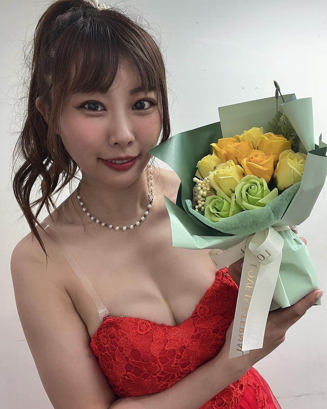 川島愛里沙のインスタグラム：「. . . 昨日のライブでサプライズお誕生日お祝いしてもらいました.....🥲💛 最初なにがおきたかわからず、 みんなの寄せ書きもらったときに え！！みんな知ってたの？！って2度びっくり😳❗️ 陰で動いてくれてたんだね🥲 嬉しすぎました。 推されるって本当に幸せなことだね🌼推してよかったといわれるアイドルになりたいナ😉🌼💛 これからもこんなありんぬをよろしくね🥰❗️🌼💛 . . . .  3月予定💛💛 24日ありんぬ誕生日🎂💛 27日お台場痛車フェス 　　横浜1000CLUB 28日チャリップ生配信(朝) 31日ジャナドル最後の生配信　 https://ticket.rakuten.co.jp/cart/performances/210869 . . 31日は最後のチェキの販売あります！ . . . . . #324 #グラビアアイドル #アイドル #ポニーテール #dress #japanesegirl  #花束 #hbd #supplies #flower #happybirthday #instagood #痛車 #お台場 #1000club #横浜 #サンスポ #youtube #red」