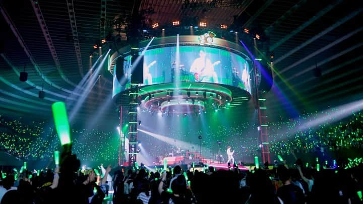 L'Arc-en-Ciel【公式】のインスタグラム：「30th L’Anniversary LIVE 結成30周年を締めくくる、最高のフィナーレ！ 東京ドーム2Days公演開催！！  本日、FC追加受付最終日！ ぜひお申し込みください。  ■受付期間　 3/18(金)〜3/22(火)17:00  詳細はこちら>>LE-CIEL.com/live-30th/  #30thLAnniversaryLIVE #ラニバ」