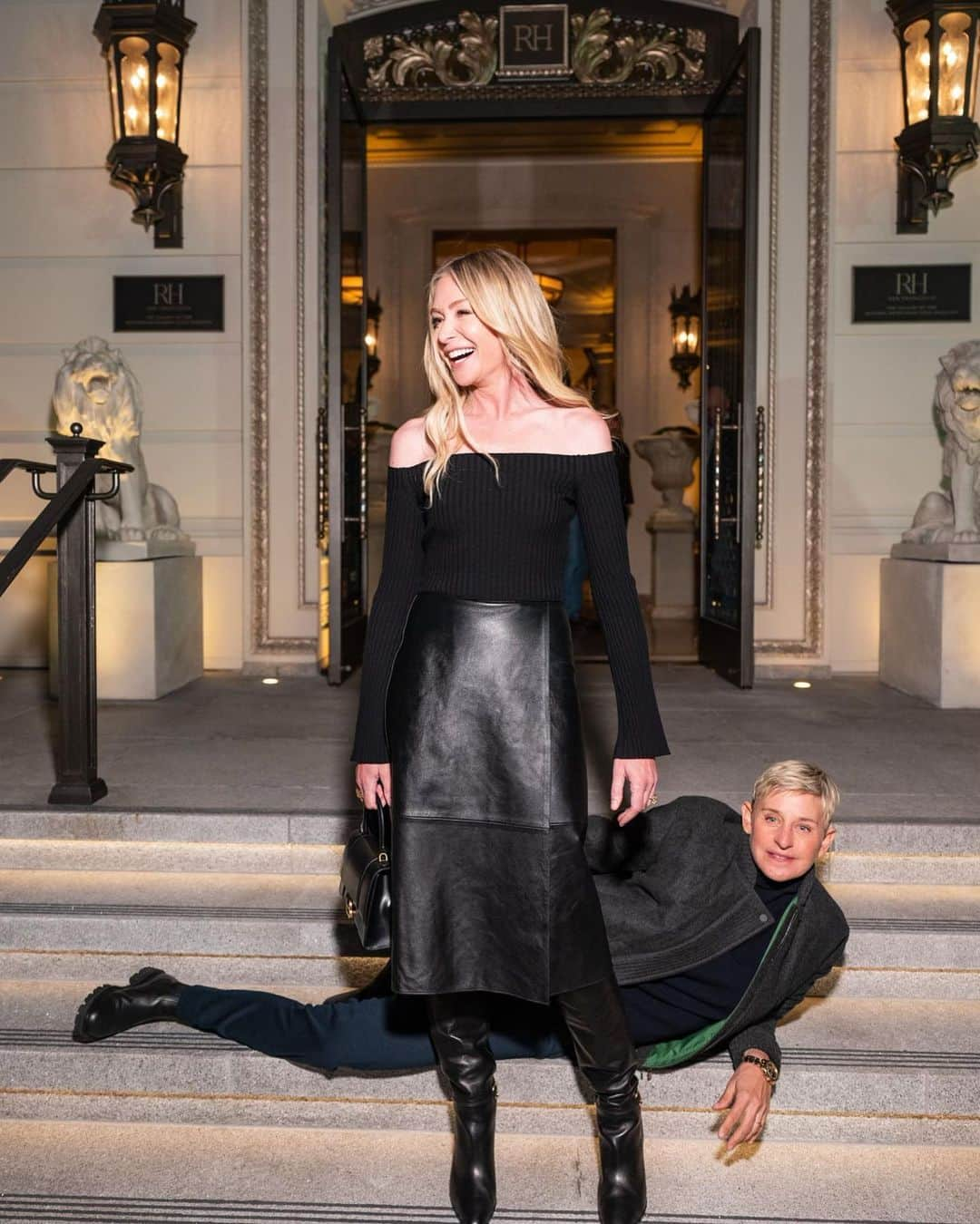 ポーシャ・デ・ロッシのインスタグラム：「That’s the last time I tell her to act casual #RH #generalpublic」