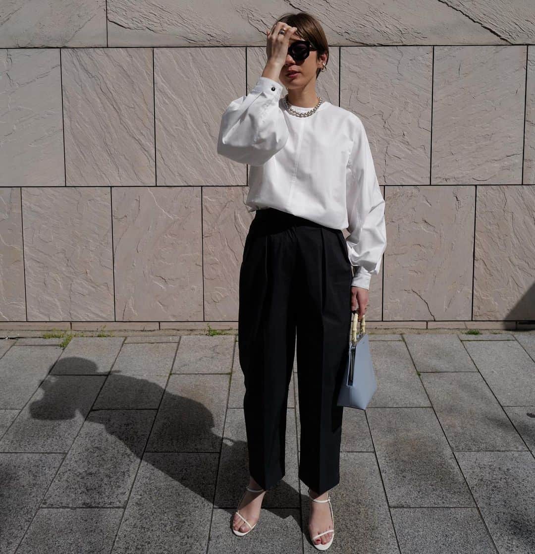 正中雅子のインスタグラム：「monotone🤍🖤🤍  バックスタイルがアクセントで 前から見たらミニマムなシャツ☺︎  大好物のデザインで、素材感にも拘り色んな素材でサンプルあげてたどり着いたやつ♡  パンツも新作でタイプライター素材のシャリ感があるタックパンツです！  TOKYO POPUP 先行item🗼  #MACHATT #masaco服」