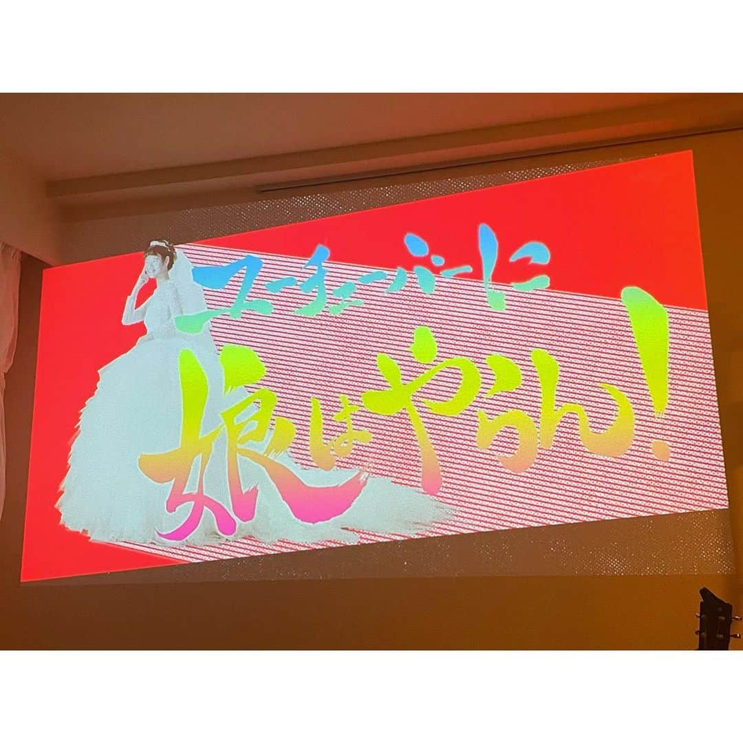 忍野さらさんのインスタグラム写真 - (忍野さらInstagram)「#テレビ東京 ドラマ「ユーチューバーに娘はやらん！」昨夜放送の第9話にて、劇中の文字を担当させていただいておりました😎  そして第2話に引き継ぎ、オープニングタイトルもカラフルになって再登場...🌈✨  物語のコメディな印象も残しながら、力強さとインパクトが出せるように.... 自分なりに想像しながら書くのが、とっても楽しかったです☺️  また貴重な経験をさせていただきました。 書道が大好き！！！  感謝。 #ユーチューバーに娘はやらん #行書 #楷書 #書道 #習字 #書法 #calligraphy #japaneseart #Japanesecalligraphy #shuuji #shodo」3月22日 10時21分 - oshinosara