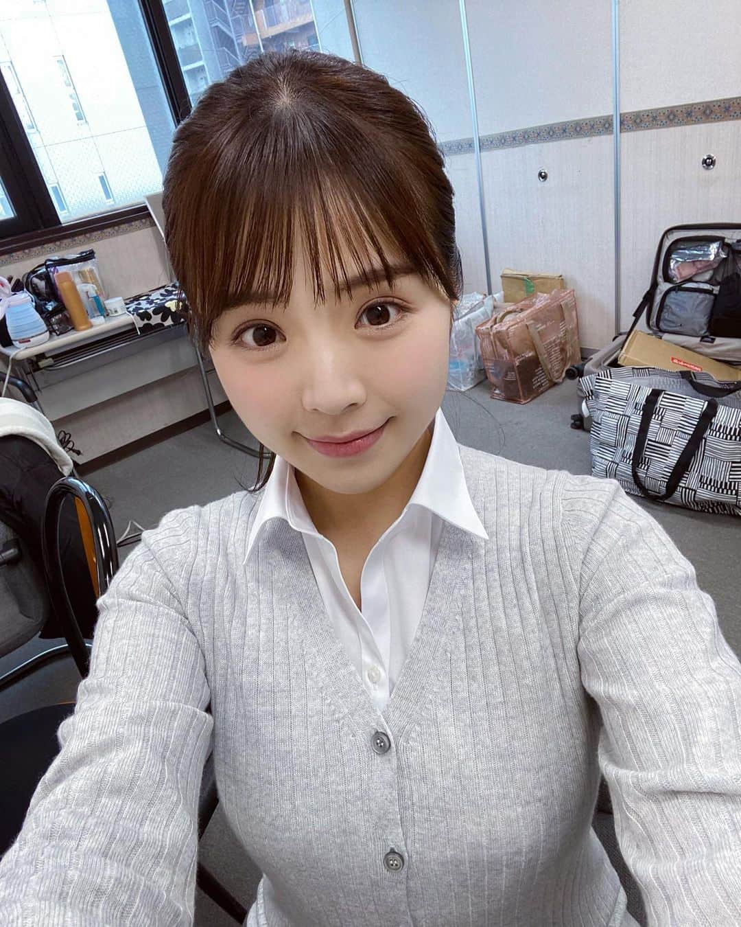 のインスタグラム：「川村那月演じる、白沢奈子先生です✨  白沢先生が言いそうなのは、そうだなー…  「こらこら！集中しなさ〜い😡🔥」  かな？  怒られても良い人コメント欄に集まれ〜🙋‍♂️💕笑  #短編映画 #八重樫風雅 監督作品 #アレッ！ #ボクらの映画 #先生役 #川村那月 #子供達の映画 #クラウドファンディング実施中」