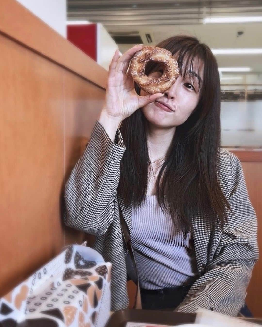 のインスタグラム：「𓂃𖧷  お久しぶりな #ミスド \( °∀° )/  先日、無性に食べたくなって 顔も髪もノーセットのまま 行ってきた🤭♡ ㅤㅤ  #Foodie を久しぶりに使ったら エモい感じ(?)に撮れたさ✌︎ ちなみにフィルターはRO4 ㅤㅤ  ﹊ ﹊ ﹊ ﹊ ﹊ ﹊ ﹊ ﹊ ﹊ ﹊ ﹊ ﹊­­ ﹊ ﹊ ﹊ ﹊­­ #misterdonut #ミスタードーナツ #オールドファッションハニー ♡♡♡ #ドーナツ #ポンデリング」
