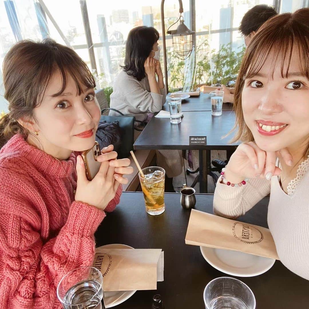 m.a.c.o.zのインスタグラム：「pink × brown  お母さんの編んでくれた pink knit♡ パンツはしまむら  #ニット#ニットコーデ#手編みニット#ランチ#ブーツ#ブーツコーデ#ニットパンツ#プチプラコーデ#しまむら#メンズライク#冬コーデ#原宿ランチ」