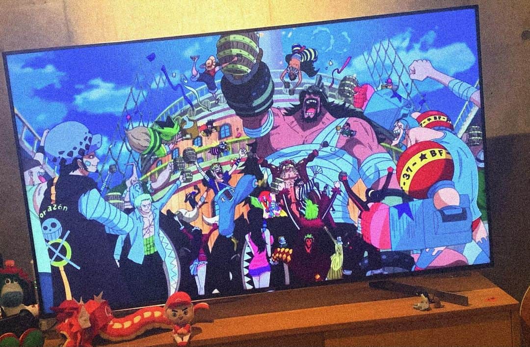 のインスタグラム：「🏴‍☠️  最近はずっと漫画で読んでた ONEPIECE をアニメで振り返ってます。  ビックマムらへんまで読んでたんだけど、 もうアニメの方が進んでる気がしてアニメで追いつこうとひたすらにONEPIECEを見てます。  朝起きてONEPIECEつけて、 帰ってONEPIECEつけてます。  アニメだとボス戦が超長くて終わんなくてもどかしいですが、その分みんなでの宴のシーンが嬉しくてにこにこなります😊  そして島から島への移動の度に謎の雑魚い敵に攫われて一悶着するくだりが苦手です。あれって漫画にあったっけな？  ちなみに、 みんなのパワーアップあけから見てます。  ONEPIECE終わったら、  漫画読んだけどアニメ見てないゴールデンカムイを見ようか、 漫画読んだけど途中までしか見てない鋼錬を見ようか悩んでます。  漫画書いてくれる人達とアニメ作ってくれる人達に生かされてる……人生に楽しみをくれてありがとうございます……！」