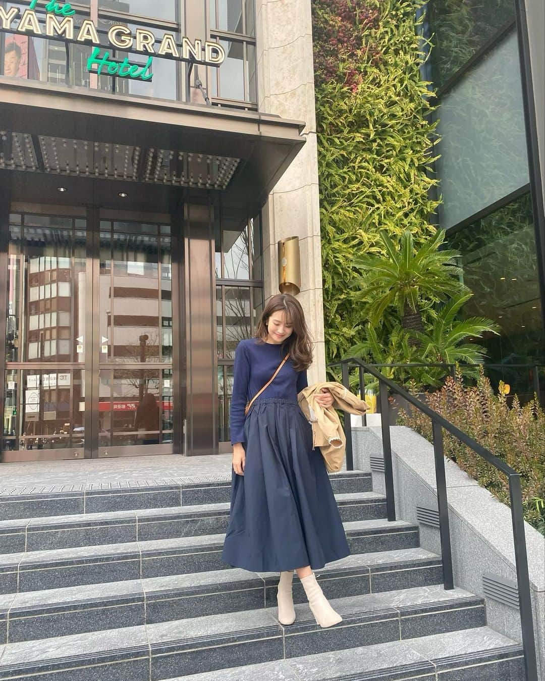 曽田茉莉江さんのインスタグラム写真 - (曽田茉莉江Instagram)「今日はビックリするくらいの寒さでしたね🥲 先日写真のように上着を脱いでも大丈夫なくらい暖かかったのに🥹 この気温差で体調だけ崩されないようにしてくださいね🧣 今日はゆっくりお湯に浸からなきゃ🛀💕  このワンピはこないだ大盛況の中のポップアップでゲットできた @unminouofficial  のワンピです👗とても着やすくて、大人な可愛いワンピ🌸🌸春にぴったり💕  👗　@unminouofficial  🧥　@m_maglie_le_cassetto_official   #fashion #ootd #code #unminou #onepiece #春コーデ #ワンピース #大人カジュアル #大人コーデ」3月22日 20時08分 - marie_soda_