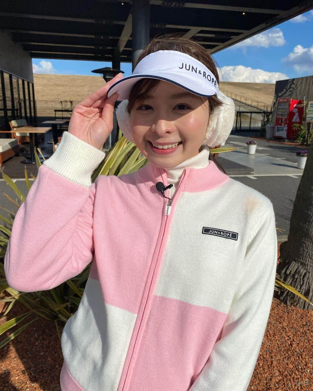 なみきさんのインスタグラム写真 - (なみきInstagram)「ゴルフウェア⛳️ ウェア @junandrope  シューズ @footjoy.japan  ・ ・ 急に寒くなりましたね😭 この日も気温的には春日和なのに強風でとても寒く感じるというような日でした！ 今年最後かなと思われるイヤーマフをつけてゴルフ⛳️ この日はシンプルにピンクと白のガーリーコーデ☺️！ トップスの色の切り替えがオシャレで素敵！ シンプルだけど遊び心があるそんなコーデでした！」3月22日 20時15分 - namiki_golf