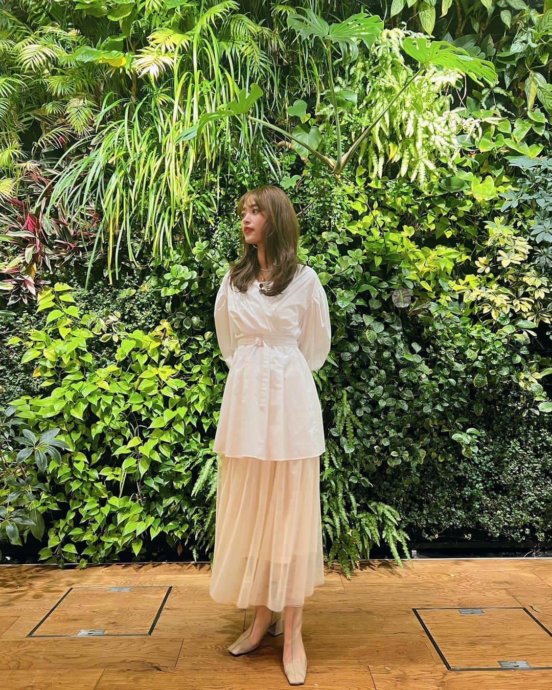 近藤千尋のインスタグラム：「全身真っ白衣装でした✌️🤍 今日は19時に娘たち寝たので 明日の朝が怖いです🙂笑💦  今日、びっくり雪が降ったね☃️❗️  雪が降ったから 凍結で転倒しないように 気を付けようねぇ❄️🥺  トップス @christianwijnants  シューズ @randa_pic  アクセサリー @nanagu.jewelry」