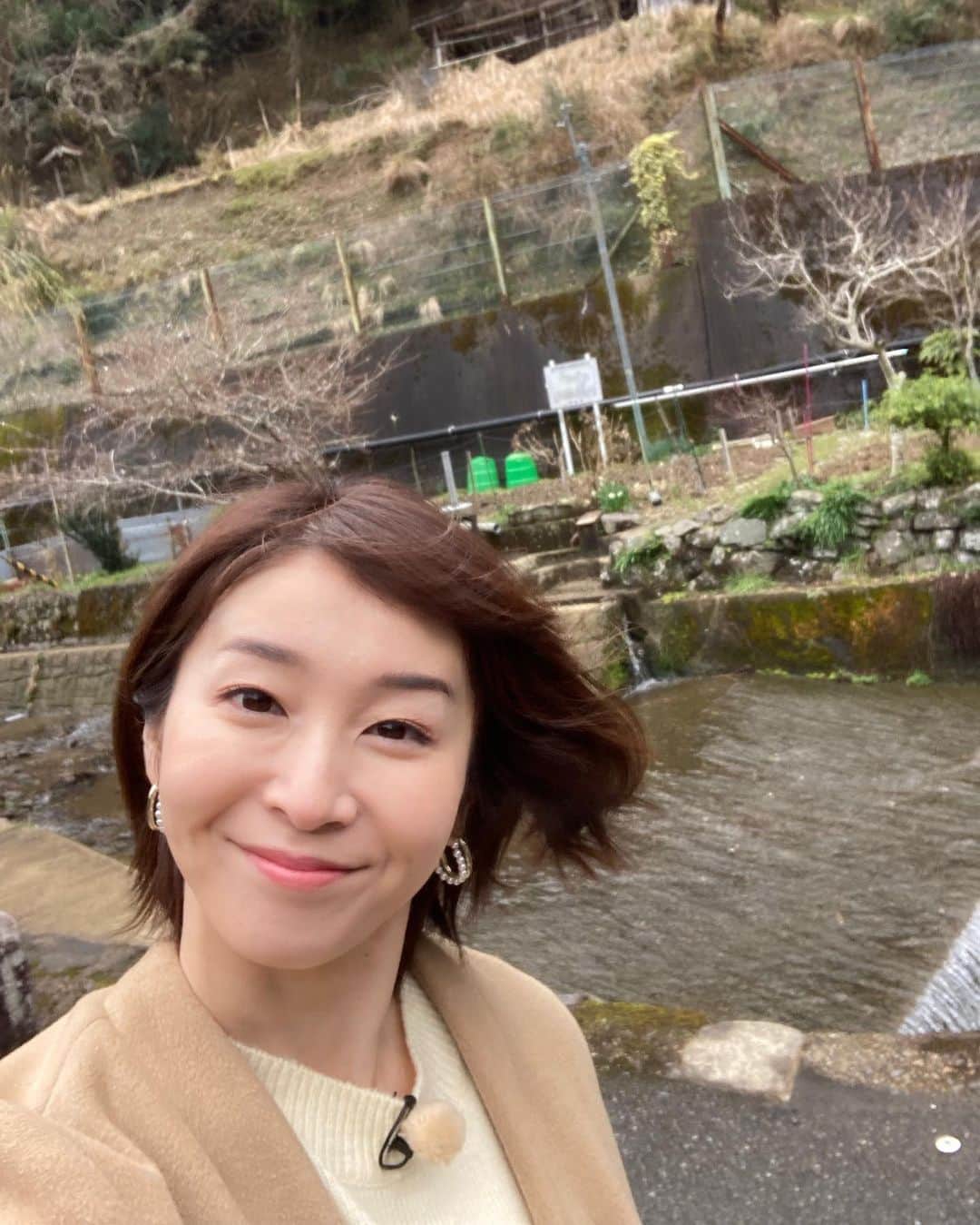 のインスタグラム：「☔️☔️☔️ 3月も終盤ですがカイロ3個貼って、 まだ雪が残るような場所でロケでした❄️  靴の中に貼ったカイロはあまり役に立たず、 やっぱりカイロは腰に貼るに限る。  4月の準備も着々と進んでます🌸」