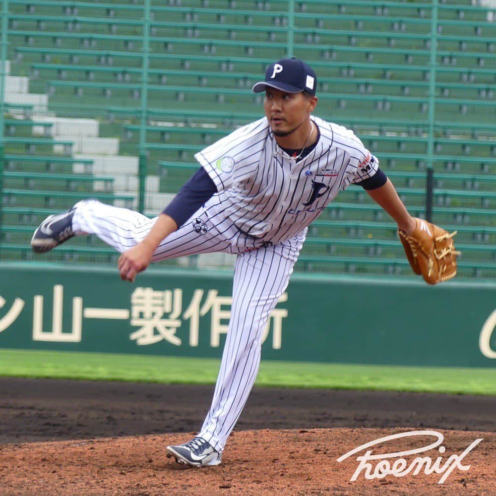 松本直晃のインスタグラム：「3/19に開幕しましたヤマエ久野　九州アジアリーグ。  初日は悪天候の為中止となり２日目は負けてしまいましたが、 ３日目となる3/21に記念すべき初勝利を挙げることができました！  3日間わざわざ足を運んでくれた方々ありがとうございました！  今後とも応援よろしくお願いします！  #ヤマエ久野九州アジアリーグ  #福岡北九州フェニックス ##火の国サラマンダーズ  #福岡#北九州 #野球#baseball #キャプテン試合中やのに携帯いじってる風」