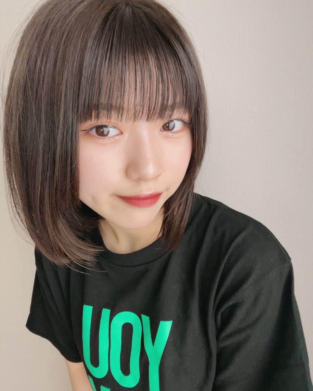 沢村りさのインスタグラム：「基本ピンクかブラウンメイクのどっちかです☺︎ ⁡ この日はブラウンメイク☺︎ ⁡ ⁡ #Lilyofthevalley #リリバリ #沢村りさ #03 #12 #18 #2022 #ヒロアカ #ヒロアカ展 #Tシャツ #ブラウン #メイク #ボブ #内巻き #ヘアアレンジ #自撮り」