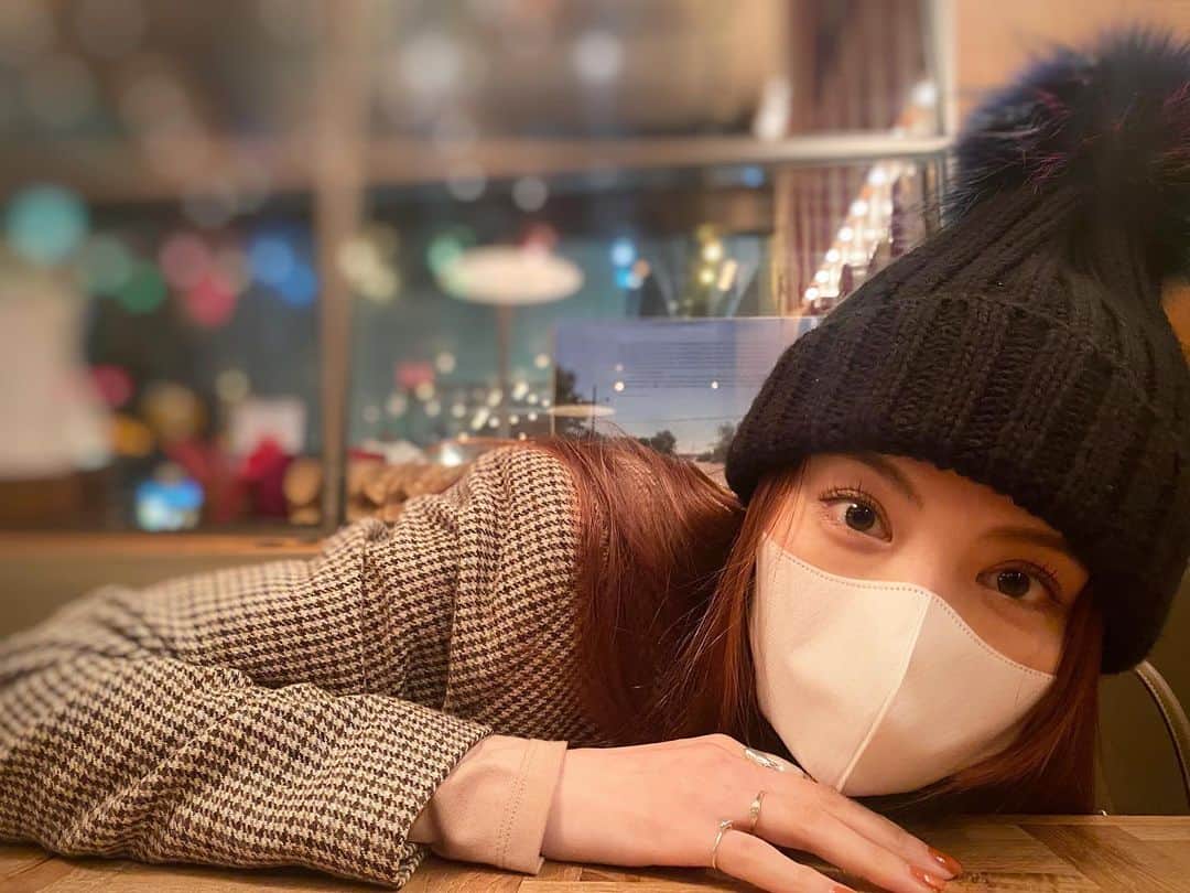のインスタグラム：「👻❄️🫧 まさかカイロを貼る日が再び来るとは！Take care...🧶 #田野アサミ#asamitano#👻 ニット帽ってさ２枚目みたいにしないと、 音を捉えづらいよね私だけ....❓🫤 皆あったかくしてねーーー！！！！」