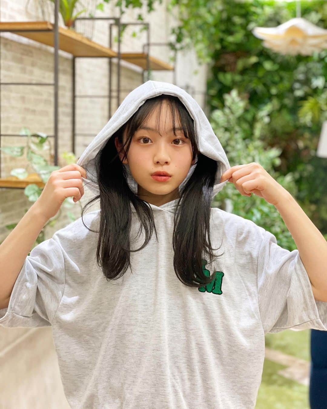 のインスタグラム：「お知らせ！🌷  しまむら×ひまひまコラボの洋服が発売されることになりました！ 3/23(水)しまむら全店で発売開始になります！  小さい時から大好きなしまむらさんとのコラボ🤍 とっても嬉しいです！  ひまひまプロデュースでアイテムをセレクトし、細部にこだわりをを採用していただいたり、動画でもおなじみのひまが好きな言葉がプリントされていたりとおすすめ度200%！😳  これからの季節に大活躍してくれる、コーデしやすくてお財布にもやさしい、しまむらさん×ひまひまコラボアイテムをぜひチェックしてね！👀🤍  #しまむら #しまパト #しまスタ #ビーアメント #vehement #プチプラコーデ #プチプラ #PR」