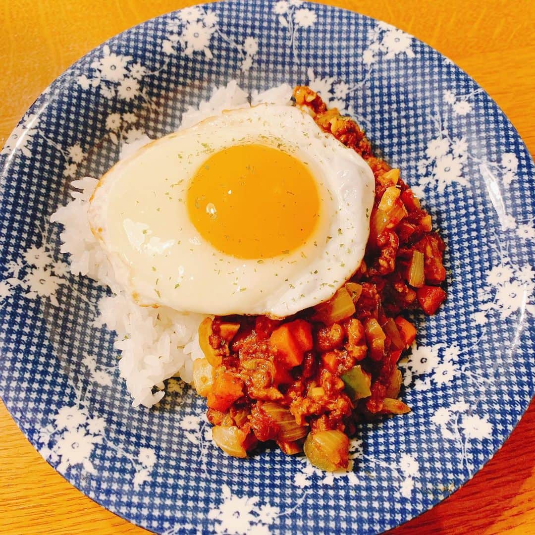 のインスタグラム：「#ドライカレー 🍛#ぐでたま のせっ🍳🥚💛 #food #foodstagram #foodie #foodphotography #foodpic #foodpics #foodlover #cook #cookingram #cooking #すずのんごはん」