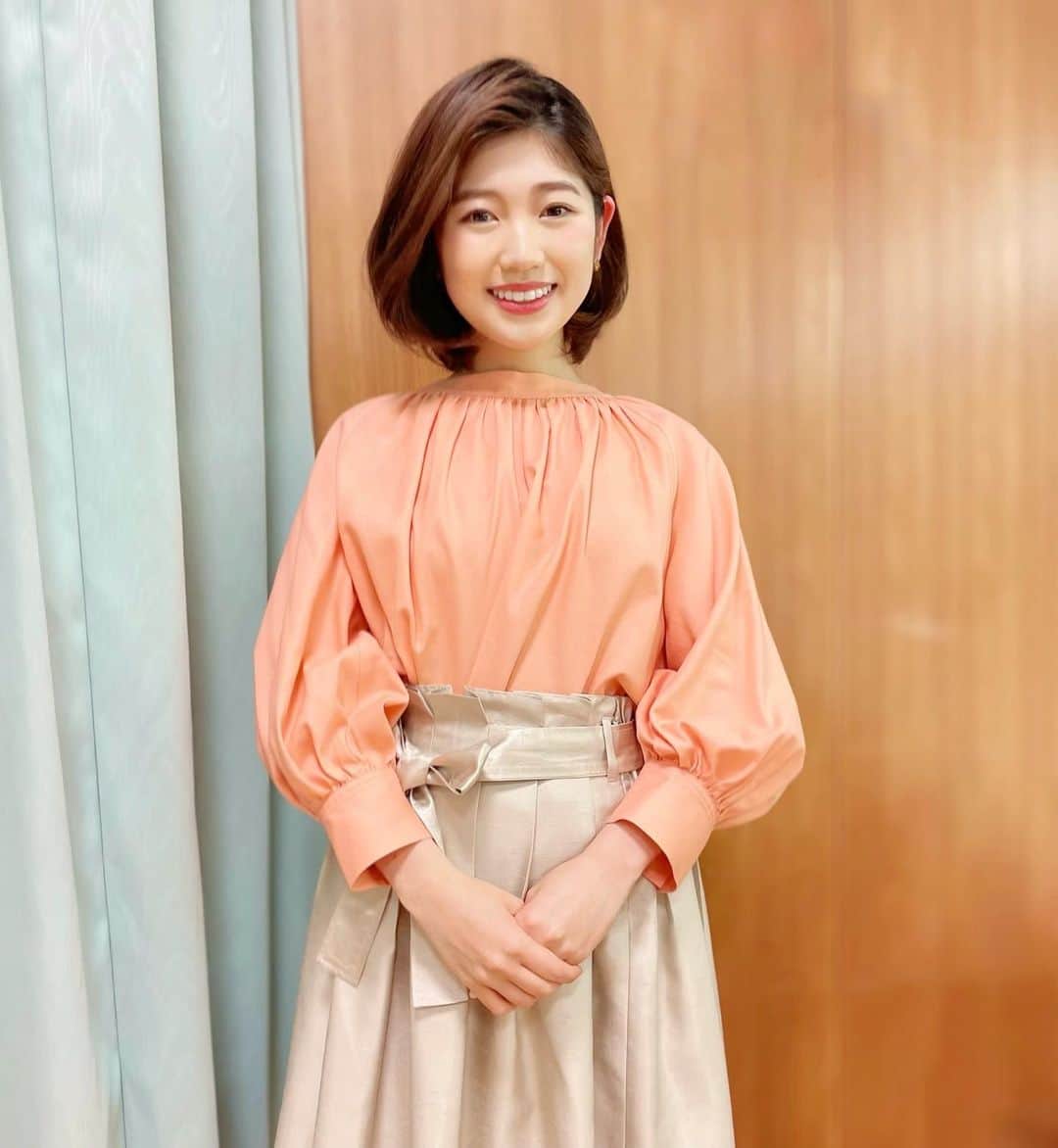高橋幸のインスタグラム：「春分の日のきのうは、春らしいあたたかい色合いの衣装でした🌿🧡 きょうは冷え込んでいますね、、寒暖差が大きくなっています、体に気をつけてお過ごしください😌 #春コーデ #springoutfit」