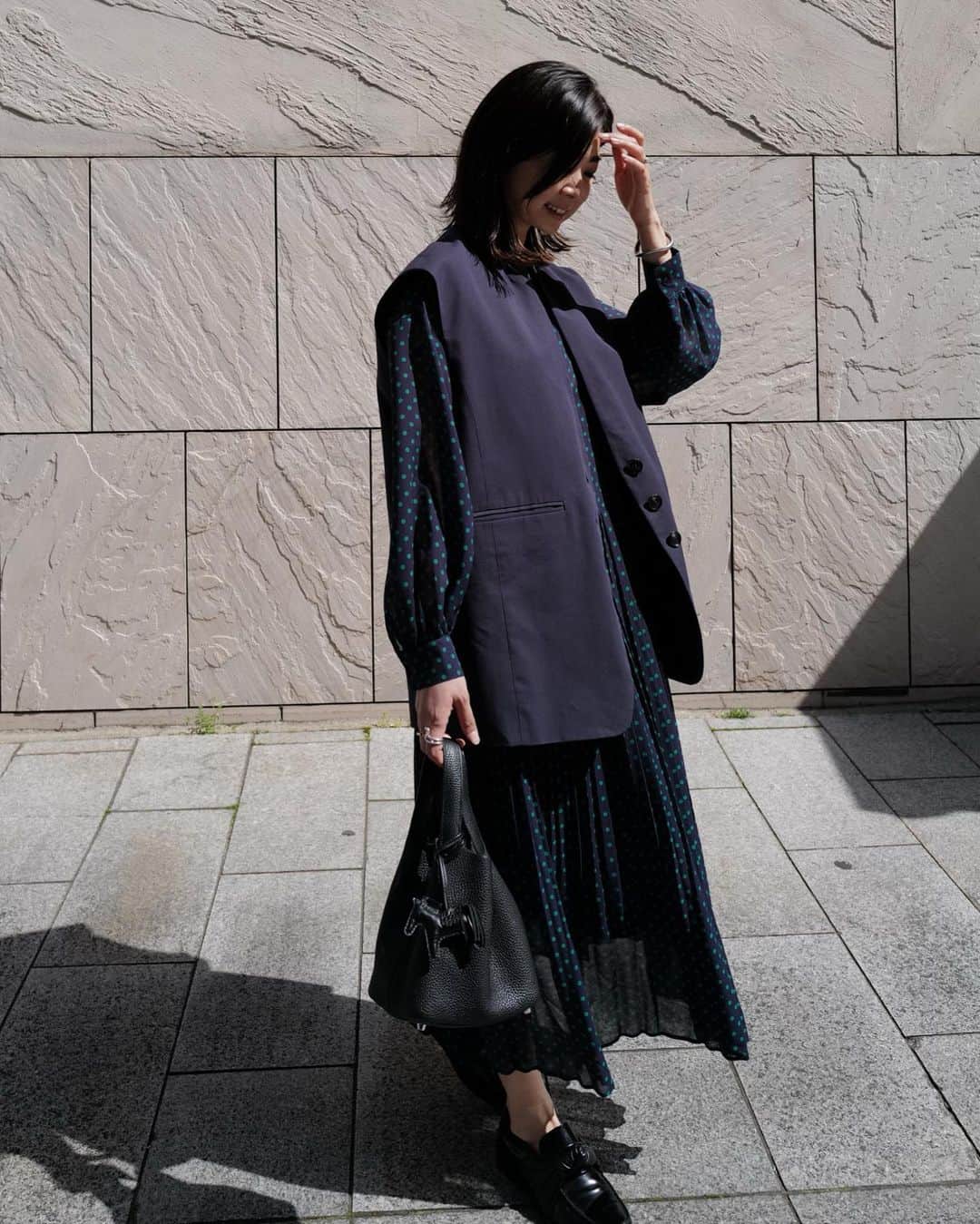 urakoのインスタグラム：「. NVY×GRN🫐🥝 . 久しぶりにこの感じのドレス♪ 胸元にはたっぷりタックを スカート部分にはプリーツを♡ . NVYはドットがGRNなのも 可愛いですよね😍 . . ベスト合わせもオススメですᵕ̈ . . ドットロングドレス BLK.NVY ¥22.000(+tax) ノーカラーオーバーベスト IVO.NVY.YEL ¥18.000(+tax) . . TOKYO POPUP先行item🗼 . #MACHATT #HERMES #CELINE #oldceline」