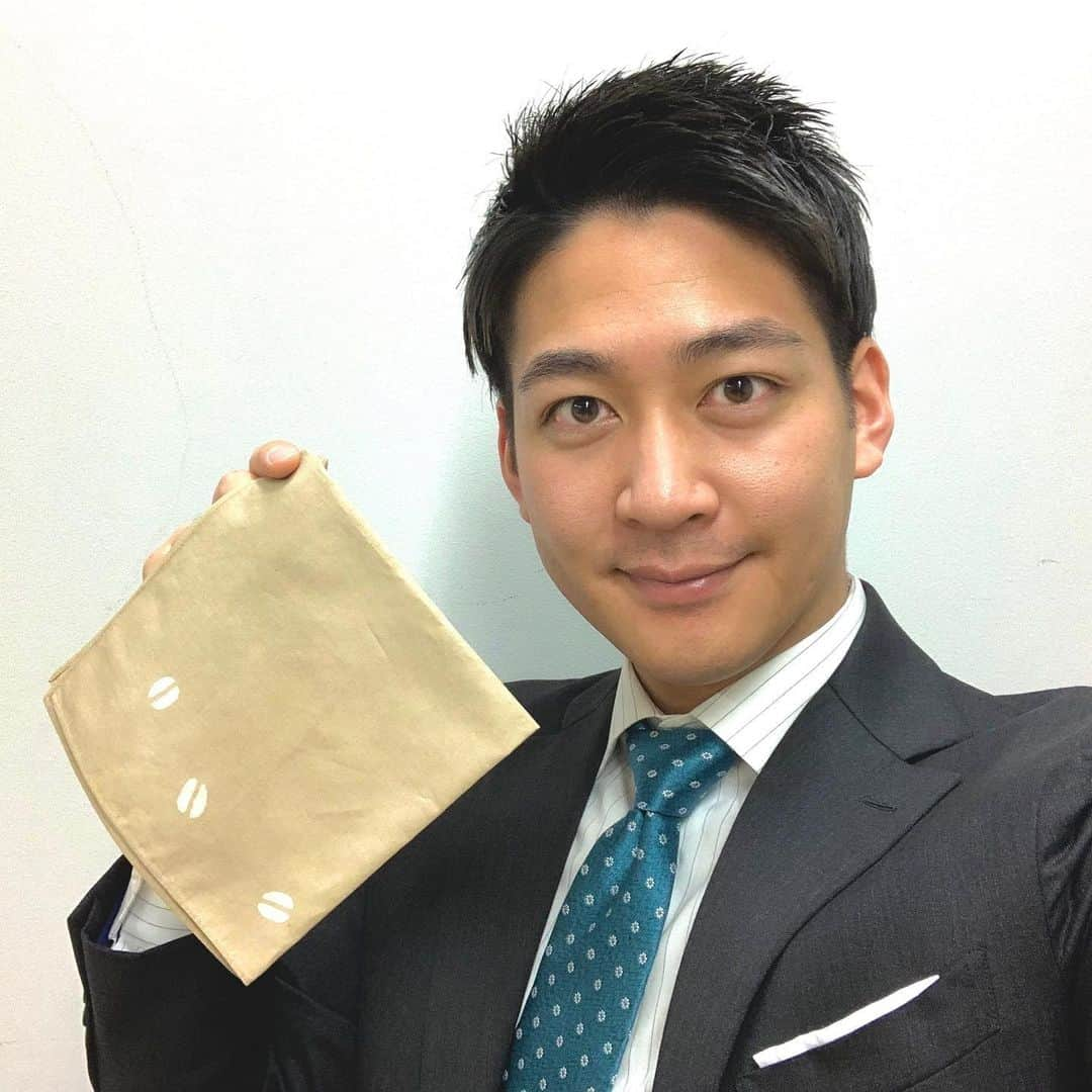 フジテレビアナウンサーさんのインスタグラム写真 - (フジテレビアナウンサーInstagram)「堀池亮介です。 今回はコーヒーの出がらしを使った染め物体験をしました☕️  いつもは飲み終わった後すぐに捨ててしまっていたコーヒーの出がらしですが、一手間加えるだけで簡単に染め物の染料に使うことができるんです！  さらに特殊な糊を使ってコーヒー豆の柄を一つ一つ丁寧につけていくと、、、 世界に一つしかないオリジナルハンカチができました！！  スーツのポケットから取り出した時、気分が上がりますね〜☺️  コーヒーのナチュラルな色合いが楽しめる「コーヒー染め」、皆さんもぜひ試してみてください！  サステナWAVE、 本日22時54分から放送です！  #フジテレビアナウンサー #堀池亮介 #コーヒーの出がらしで染め物体験 #コーヒー染め #楽しくアクションSDGs #12つくる責任つかう責任 #13気候変動に具体的な対策を #体感サステナWAVE #22時54分 #関東ローカル #放送後 #TVer #FOD #で配信」3月22日 12時23分 - fujitv_announcer