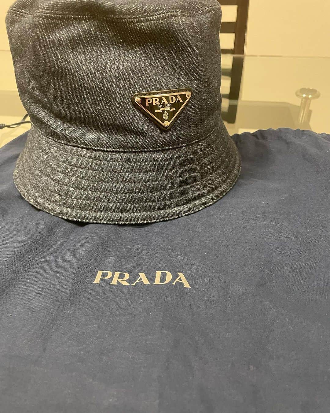 戸田恵梨香のインスタグラム：「デニム生地ってのがいい♥️  #プラダ #バケットハット #prada」