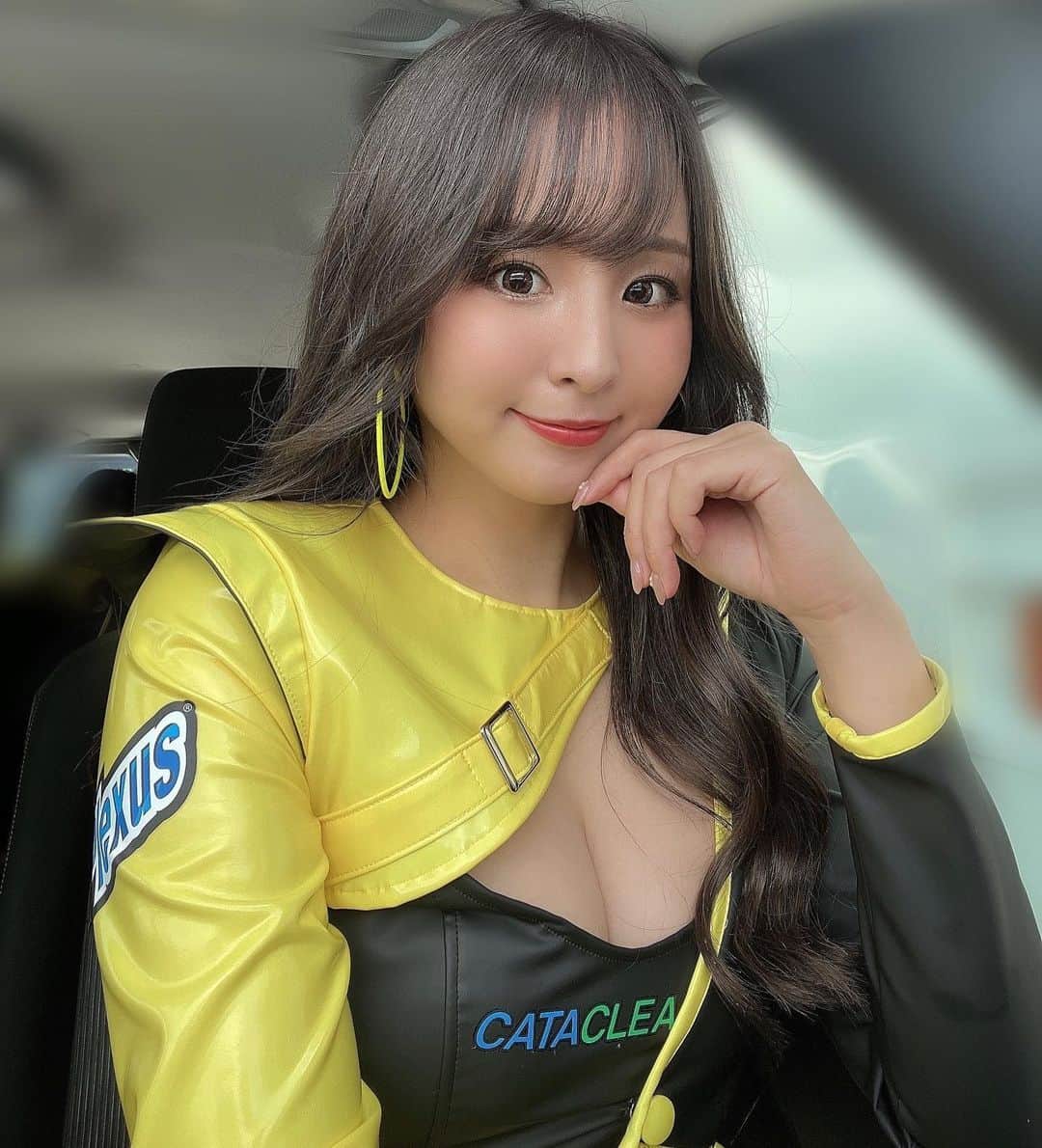 のインスタグラム：「S耐コスはポイントがいっぱい💛🖤  みんなはどこがお気に入り⁇  #S耐 #鈴鹿サーキット   #安田七奈 #なーちゃ #レースクイーン #rq #ラウンドガール #グラビア #グラビアアイドル #グラドル #インスタグラビア #セクシー #セクシー美女#MercedesAMGCustomerRacing #MercedesAMGMotorsport #AMGGT3 #DrivingPerformance #24hAMG #cataclean #plexus #followme #japanese #japanesegirl #instagood #instalike #photooftheday #팔로우 #얼스타그램 #粉我 #非常好」