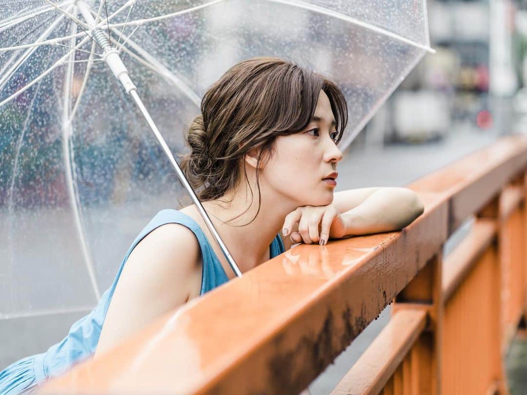 亜希子のインスタグラム：「東京、雨といいますか、よもやよもや雪。  「貼るカイラー大木」の異名を持つわたくしとしましては、朝から腰にスパーンッとカイロを貼り付けて、気合いのホカホカ。  6月に発表するプロジェクトに着手しています。お楽しみに。  温かくしてくださいね、新刊『シナプス』も頼みました👏」