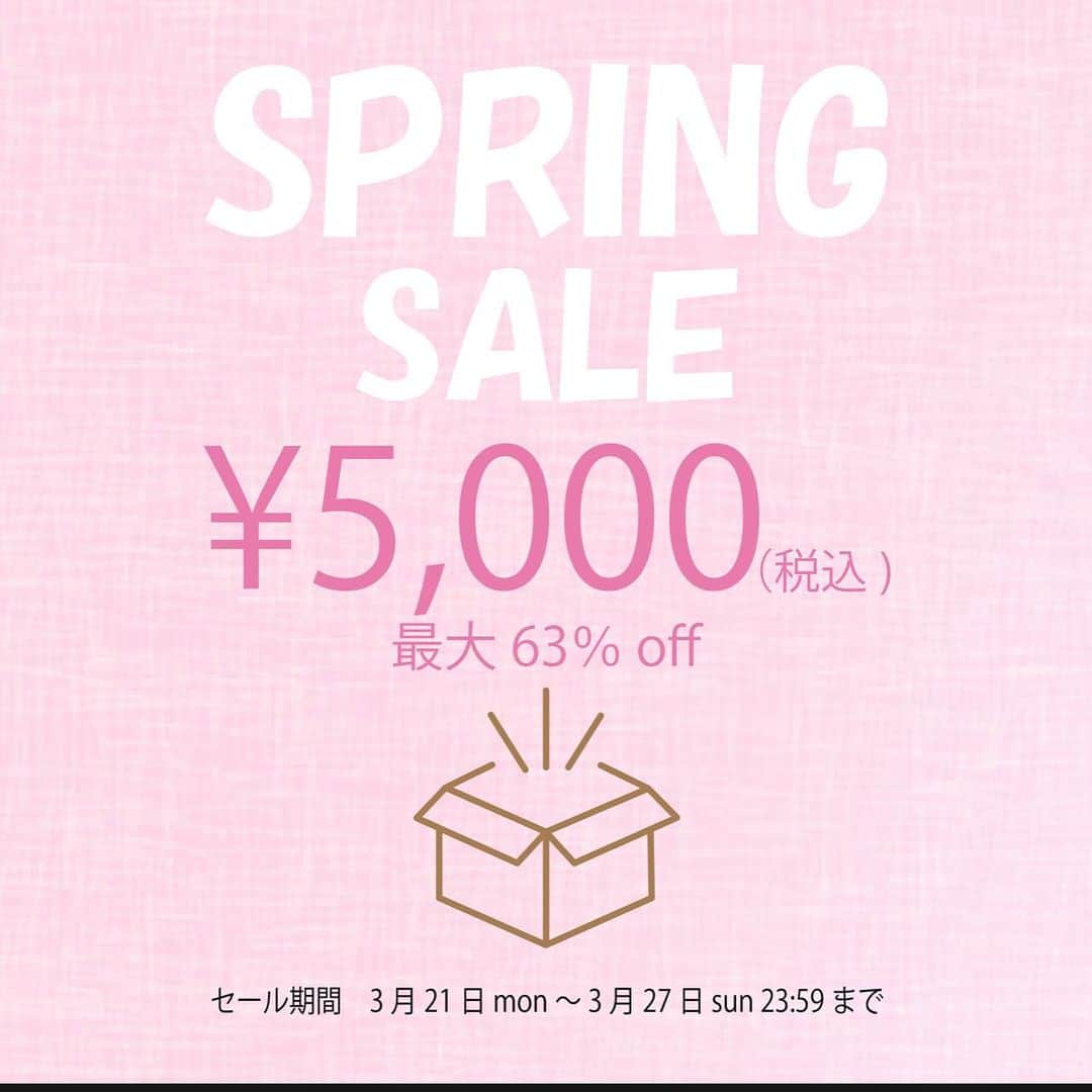 のインスタグラム：「🌸ET-KINGグッズ春のスプリングセール🌸 ⁡ 13,700円相当の商品がなんと税込5000円‼ 🉐最大で63％offの特別セールです！🉐 ⁡ ■販売期間 3月21日19:00 -3月27日23:59まで ⁡ ■価格 5000円+送料 ⁡ ■購入はこちら https://et-king.shop/items/62381a976dc67b6ac11e5950 ⁡ ＜BOX内容＞ 〇ゴリライラストタオル 〇ET-KINGオフィシャルＴシャツ 〇GET IT ONクリアファイル WHITE/BLACK 1枚ずつ 〇GET IT ON エコバッグ 〇GET IT ONステッカー WHITE/BLACK 1枚ずつ ⁡ 下記の中のいずれか2点が入っています。 ・GET IT ON　Ｔシャツ　S/M/L/XL/XXL ・GET IT ON　ロンT　S/M/L/XL/XXL ・GET IT ON　ベースボールキャップ ・GET IT ON　つば折れキャップ ・GET IT ON サンダル（24㎝/26㎝/28cm） ⁡ ※Ｔシャツ/ロンTのサイズはBOXごとのサイズをお選びください。カラーは選べません。 ※サンダルのサイズはBOXのサイズごとに振り分けさせていただいておりますので予めご了承くださいませ。 ⁡ ⁡ ⁡ ⁡ ⁡ ⁡ ⁡ #ETKING #スプリングセール」