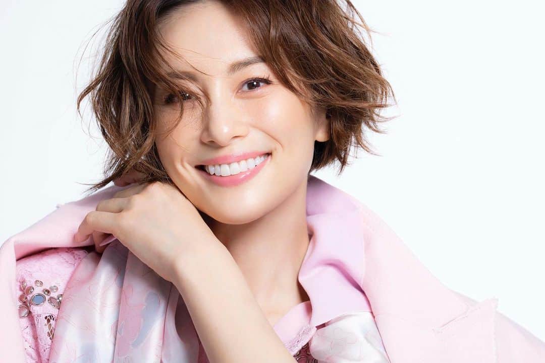 米倉涼子のインスタグラム：「今日発売のVOCE5月号に入っているミモレ別冊で 素敵な写真を沢山撮っていただきました！ そしてweb版ミモレでも インタビューを載せてくださってます webと雑誌は全部写真違うので どちらもよろしくお願いします😉  I had many great photos taken for mi-mollet special edition included in the May issue of VOCE – it is on sale today! I also did an interview for the web version of mi-mollet. The web and magazine versions have different photos, check both please 😉  @vocemagazine #voce @mimollet #mimollet」