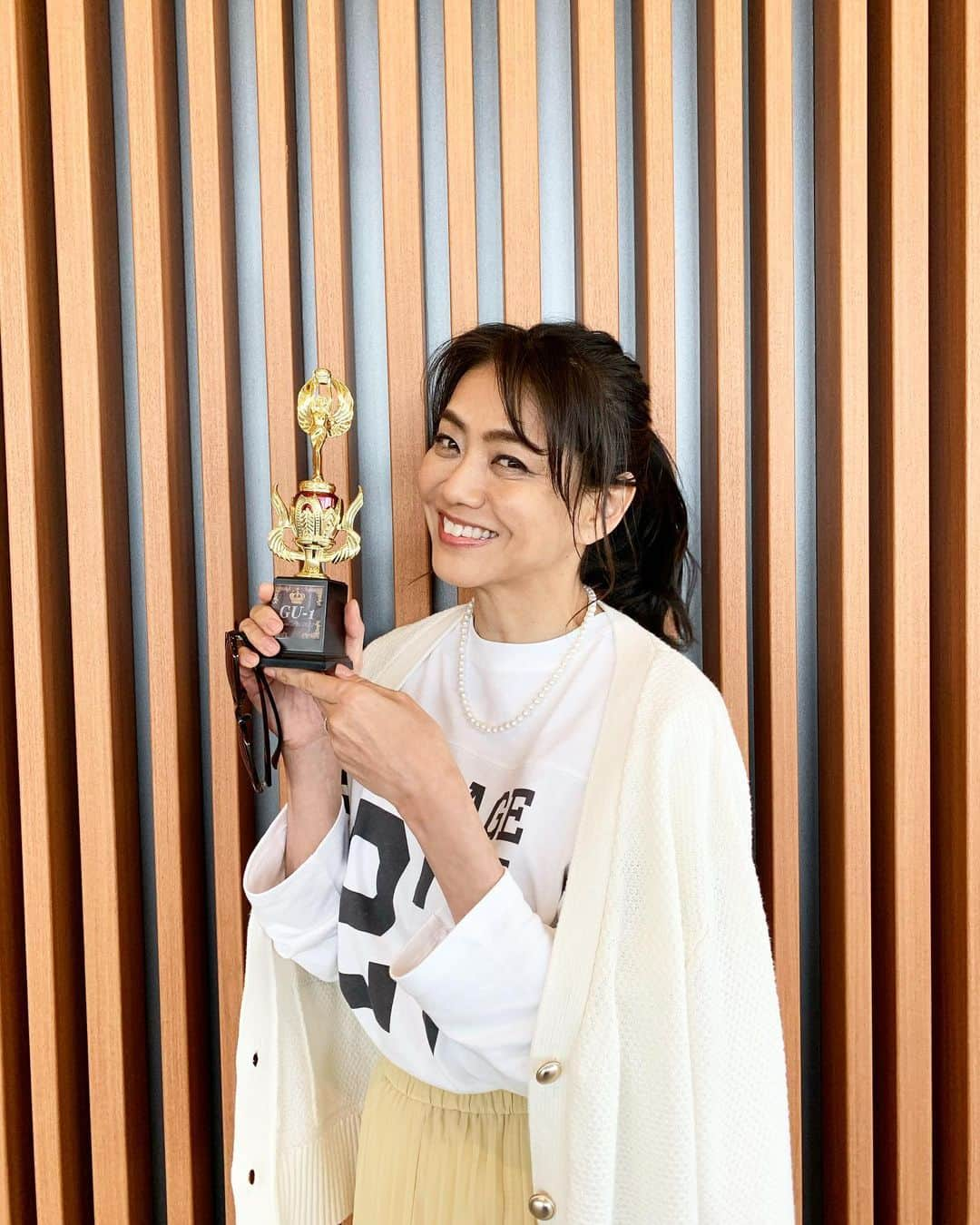 前田典子さんのインスタグラム写真 - (前田典子Instagram)「#ヒルナンデス #コーデバトル 第1回GU1グランプリ🏆 #優勝🏅 初代、1番っていいね👍😊 見て下さって #ありがとうございました❤️  今回のテーマは #鎌倉デートコーデ #全身GUコーデ#1万円以内でコーディネート  #エナメルシューズ　も #サングラス🕶までも‼️ 恐るべし #gu @gu_global @gu_for_all_   #大人カジュアル #プチプラ #高見えコーデ✨ #エレガント #プリーツスカート #きれい目カジュアル #Tシャツにパール　 #パール男子　も👍 #カーディガン肩掛け #袖は通さない　笑🤣 #大人のGU#50代GUコーデ #アラフィフ#アラフォー  #吉川美代子さん  @yoshikawamiyoko の シャツワンピースも👗 爽やかで素敵❣️ お似合いでした👏 私が着ているブラウスは @grace_continental.div」3月22日 15時01分 - maenorichang