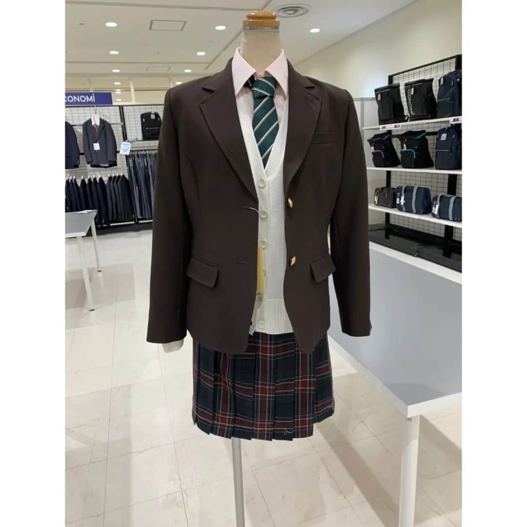 制服専門店CONOMiさんのインスタグラム写真 - (制服専門店CONOMiInstagram)「こんにちは！|*´﹀`*)ﾉ  そろそろ入学式が近づいてきましたが、新入生の皆さんは準備万端でしょうか？？ 本日は、オススメコーデの紹介ですっ！  2枚目と3枚目では、スカートとリボン・ネクタイが違うだけでこんなにも印象が変わるんです！ᓫ(๑º꒳º๑)ꜝꜝ ぜひ、参考にしてみてください！  2枚目 🌸レギュラーブレザー（ブラウン 　品番:ARCJ-2011-06　¥24,200 🌸37.5テクノロジーカーディガン（ホワイト 　品番:ARCC-1016-07　¥6,930 🌸レディース長袖シャツ（ピンク 　品番:ARCY-1013-08 🌸プリーツスカート 　品番:ARCS-1118　¥10,780 🌸リボン 　品番:ARCR-1054　¥1,980  3枚目 🌼プリーツスカート 　品番:ARCS-1047　¥10,780 🌼ネクタイ 　品番:ARCN-1050　¥2,090 （ブレザー、カーディガン、シャツは2枚目と同じです）  ※価格はすべて税込表示です。  #conomi #制服 #制服コーデ #制服ディズニー #新入学 #新入学準備 #オススメコーデ #着回しコーデ #池袋 #池袋サンシャインシティ #サンシャインシティ」3月22日 15時37分 - conomi_official