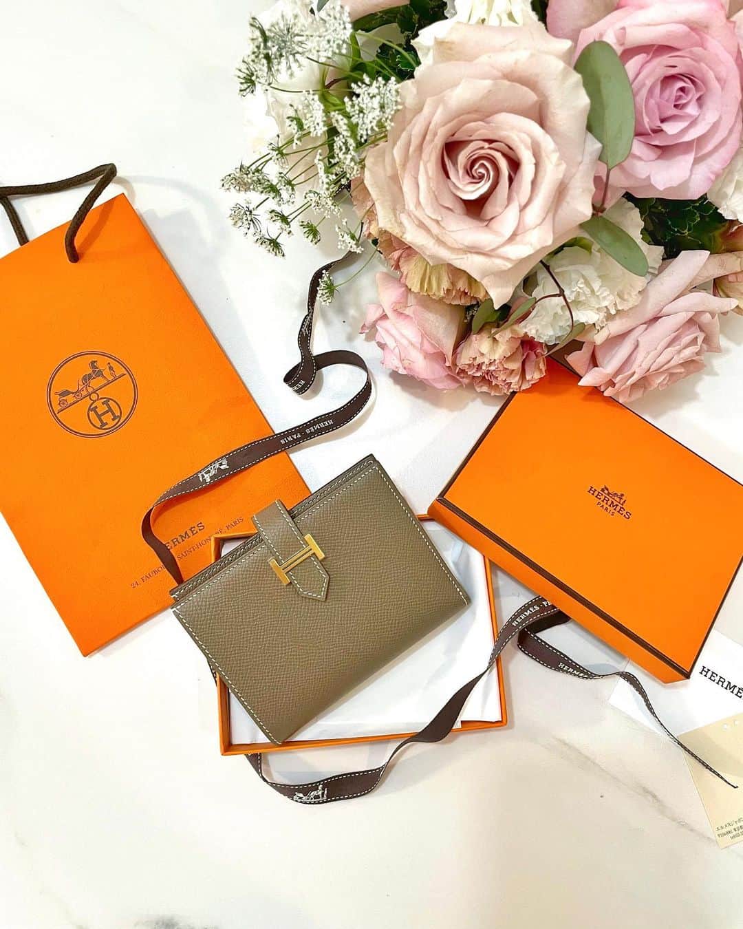 のインスタグラム：「🤎🤎🤎 𝒏𝒆𝒘 𝒘𝒂𝒍𝒍𝒆𝒕🍊  ベアンコンパクト✨ 大好きなエトゥープのゴールド金具🫶 3/26(なんとママの誕生日！)が 今年で1番良い日らしいので その日から使い始める予定🥹 夫氏いつもありがとう…🤍  #hermes#shopping#gift#instashopping#present#newin#エルメス#エトゥープ#ベアン#ベアンコンパクト」