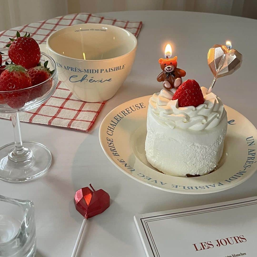 ayaのインスタグラム：「🕯🍓🌛🤍  大阪行った時にキャンドゥで 見つけて即買った ハートキャンドルが とってもかわいい🎂  メタリックな感じもすき！  プレートとボウルは @dearday_jp 🥣〰︎  おしゃれな雑貨がたくさんあって どれにしようか悩んだ😵‍💫💭  クーポンコード𓊆  AYA500OFF  𓊇で ¥500 OFFになるので 気になる商品がある方は ぜひつかってください👒🤍  #おうち時間 #おうちカフェ #おうちケーキ #ケーキ #ショートケーキ #キャンドゥ #キャンドル #おうちスイーツ  #韓国雑貨 #プレート #ボウル」